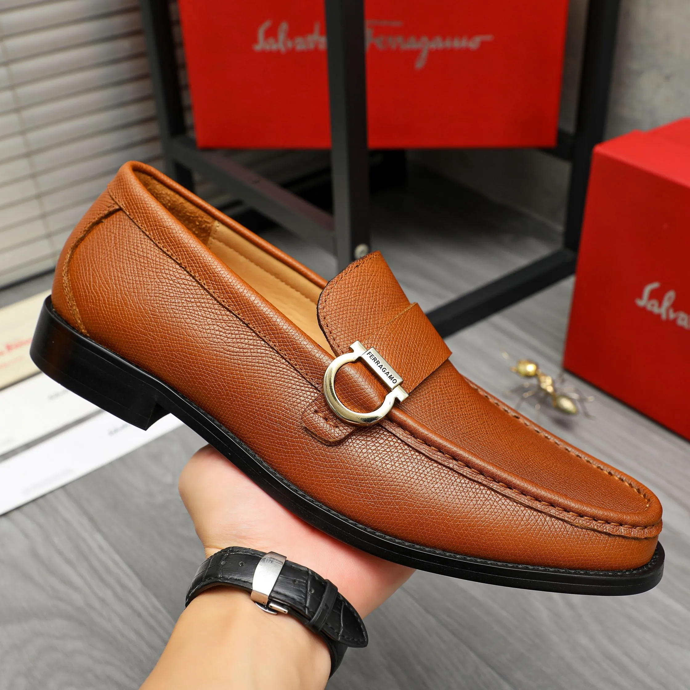 Men's shoes💰442 Product trademark: Ferragamo "Ferragamo" business formal leather shoes Regular size: 38-46 (45.46 custom-made, non-returnable) Product materials: Selected vertical grain cowhide upper, cowhide lining, original rubber outsole